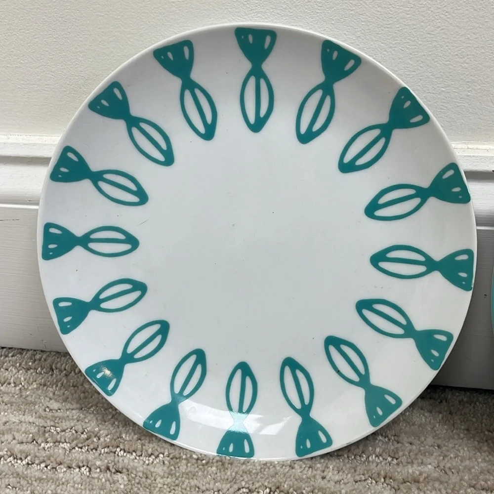 Crate & Barrel Set of 4 Coastal Fish Salad Plates 8” Blue Green Ocean Beach